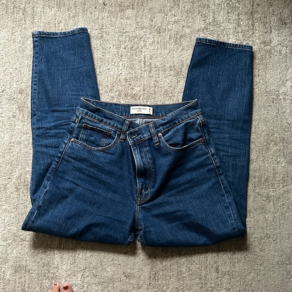 Abercrombie & Fitch The Mom High Rise Jeans